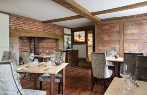Free daily full breakfast - The Queen's Inn (Cranbrook)