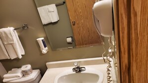 Ein Badezimmer mit Toilette, Waschbecken und Handtuchhalter.