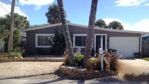 Exterior - Vacation Bungalows by Grace Realty Inc. (New Smyrna Beach)