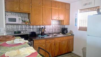 Refrigerador con congelador, microondas y parrilla de estufa