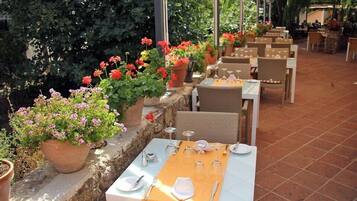 Serveert lunch en diner, uitzicht op de tuin
