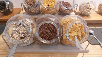 Estante de madeira com vários potes de vidro contendo diversos alimentos, como nozes, sementes e flocos de cereal.