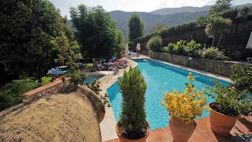 Piscine extérieure, chaises longues