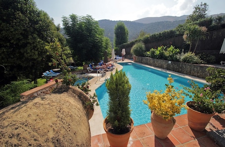 Piscina all'aperto, lettini