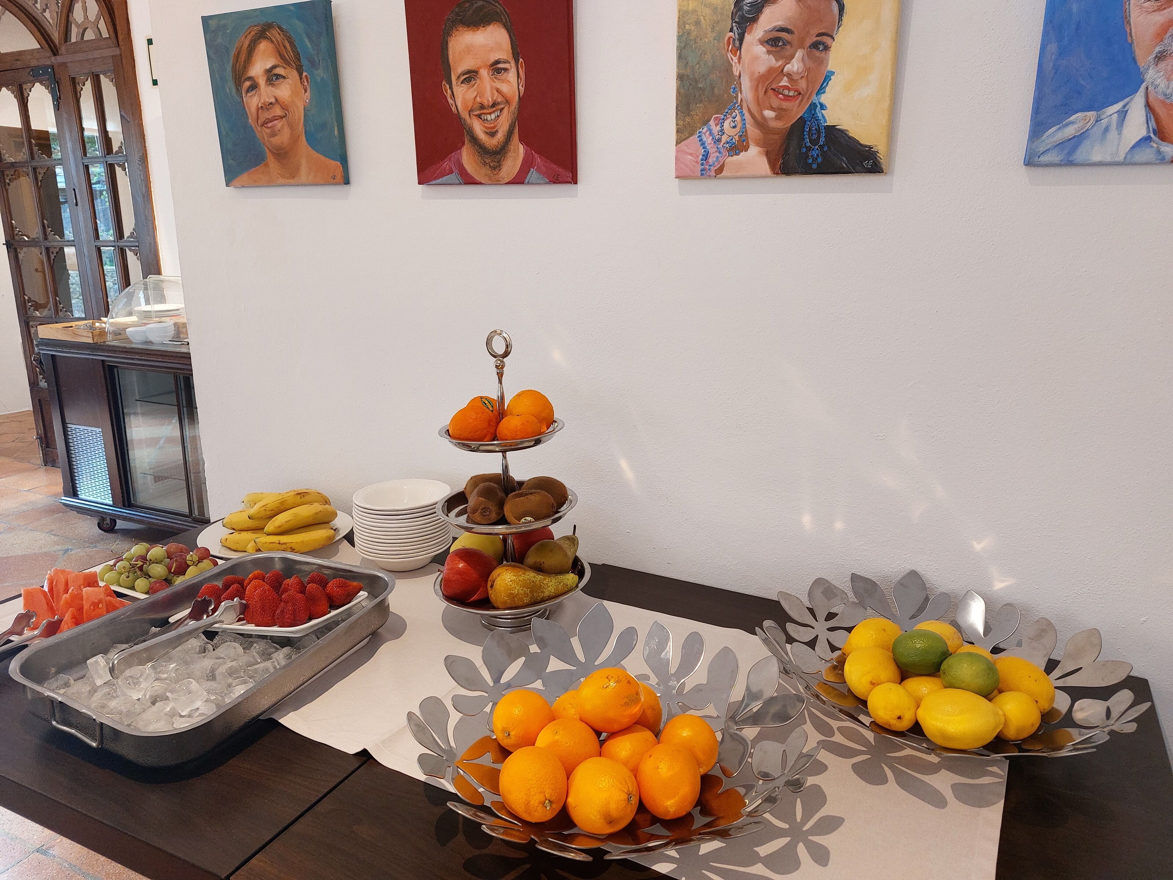 Een buffet met verschillende soorten fruit en een drijvende fruitdisplay.