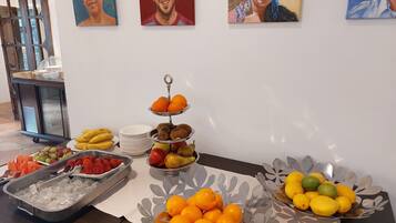 Een buffet met verschillende soorten fruit en een drijvende fruitdisplay.