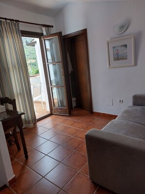 Family Room, 2 Bedrooms, Mountain View | Living area