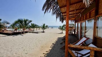 Fyrbäddsrum - utsikt mot stranden | Minibar, extrasängar, gratis wi-fi och sängkläder
