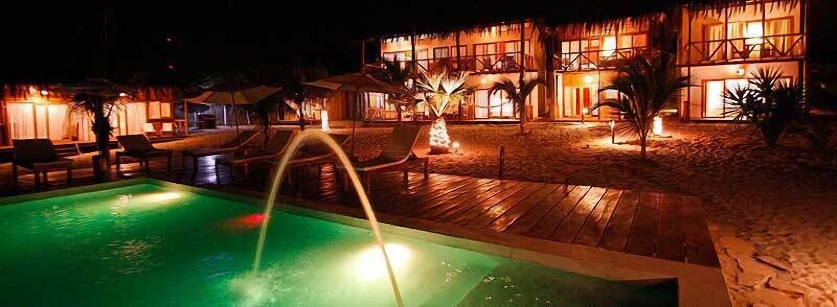 施設の正面 (日没後)