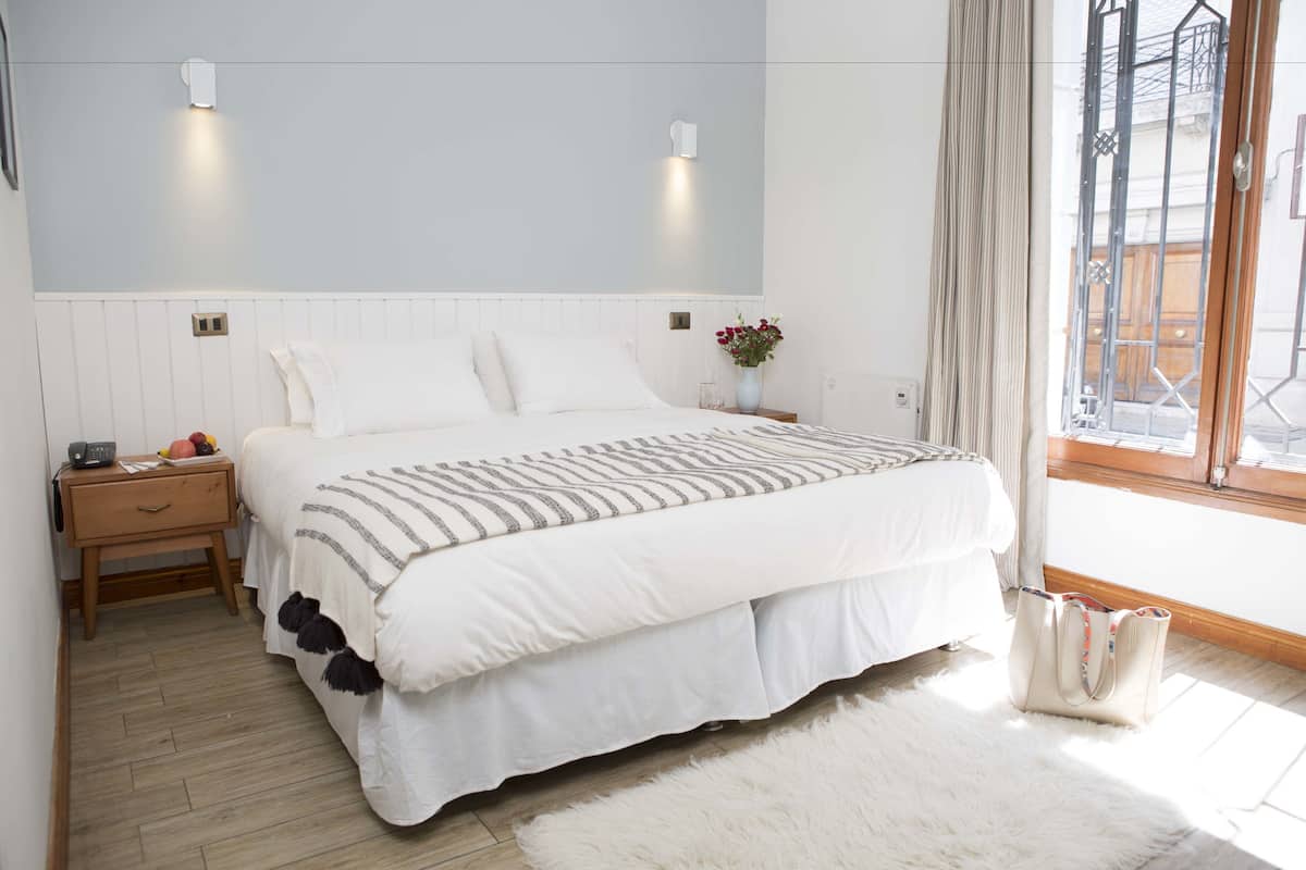 Superior tweepersoonskamer | Hypoallergeen beddengoed, een minibar, een kluis op de kamer