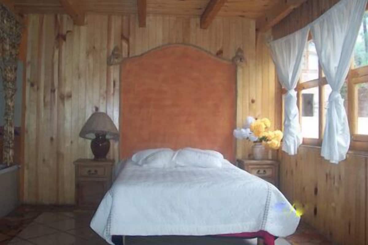 Cabaña, 1 cama de matrimonio grande, bañera de hidromasaje | 1 dormitorio y wifi gratis