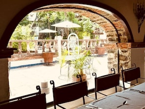 Se sirven comidas, cenas y cocina mexicana