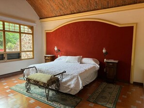 Zimmersafe, Verdunkelungsvorhänge, kostenloses WLAN, Bettwäsche