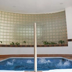 Salas de tratamiento para parejas, sauna y tina de hidromasaje