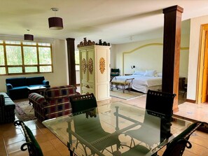 Junior-Suite | Zimmersafe, Verdunkelungsvorhänge, kostenloses WLAN, Bettwäsche