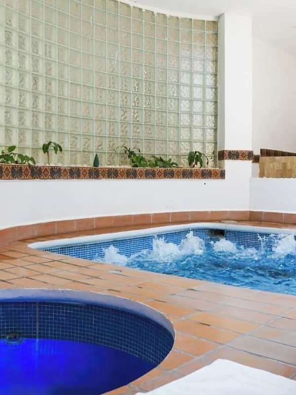 Salas de tratamiento para parejas, sauna y tina de hidromasaje