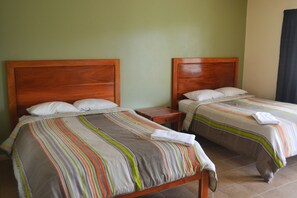 Habitación Deluxe, 2 camas Queen size, vista al jardín, torre | Escritorio, camas extra gratis, wifi gratis y ropa de cama 