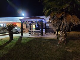 住宿正面 - 傍晚/夜晚