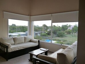 Superior Room | Living room | Flat-screen TV, DVD player - Terra Magna (Mar Azul)