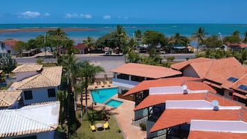 Piscina externa, espreguiçadeiras