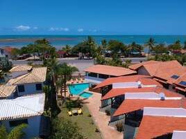 Una piscina al aire libre, sillones reclinables de piscina