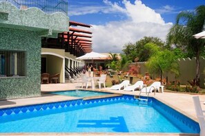 Outdoor pool, pool loungers - Mutá Praia Hotel (Porto Seguro)