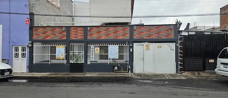Vista frontal de la propiedad