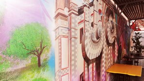A mural with a clock tower and trees. - Hostal Maple (Querétaro)