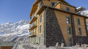 Vista frontal de la propiedad