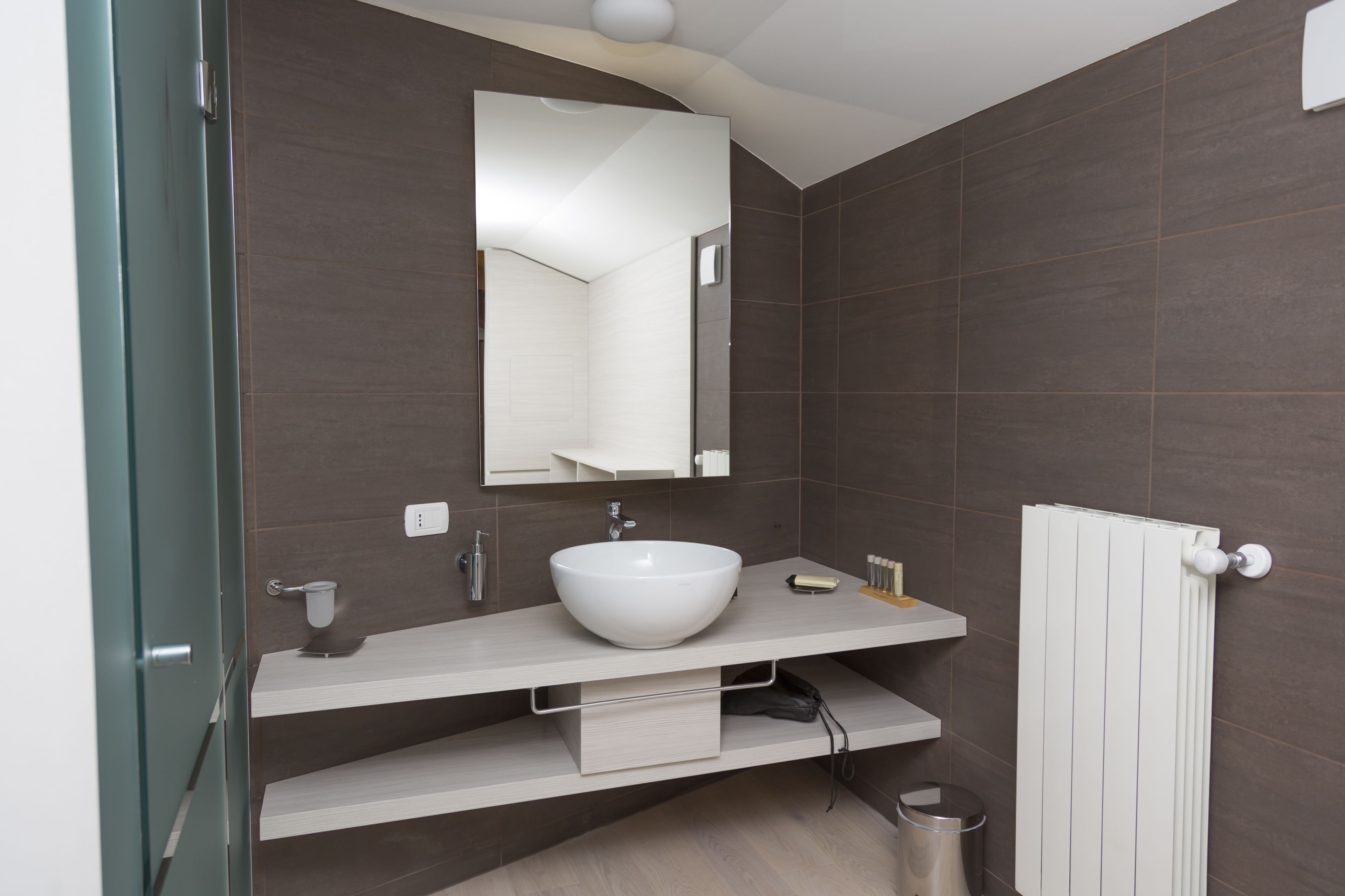 family suite, 1 bedroom, sauna (accesso spa) | bathroom | combined shower/bathtub, rainfall showerhead, free toiletries