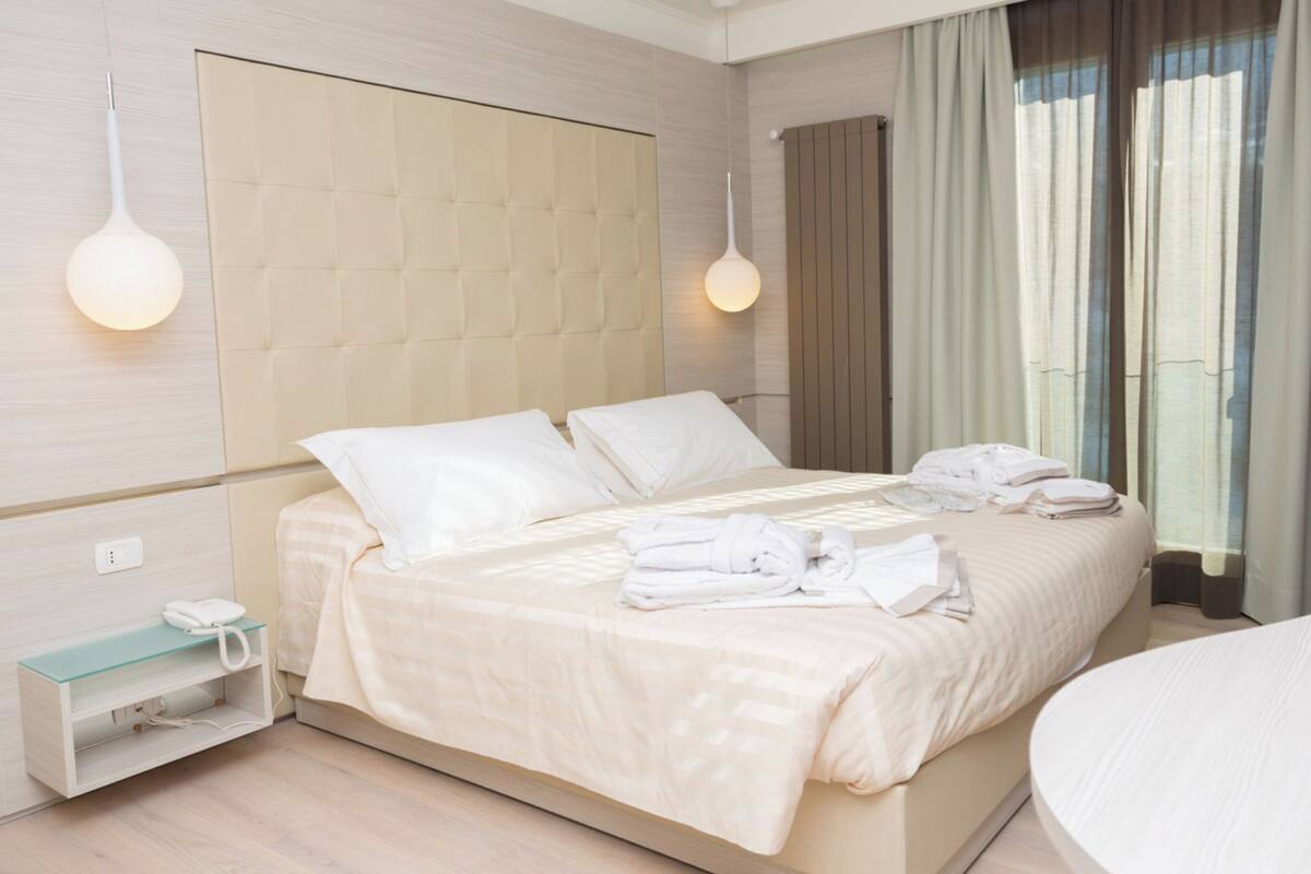 Ropa de cama de alta calidad y minibar 