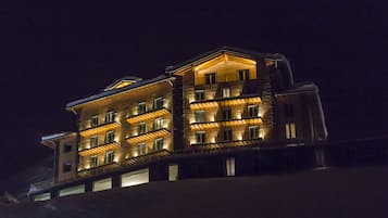 Fassade der Unterkunft – Abend/Nacht