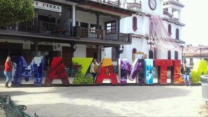 Televisión de 32 pulgadas con canales por cable, un reproductor de DVD