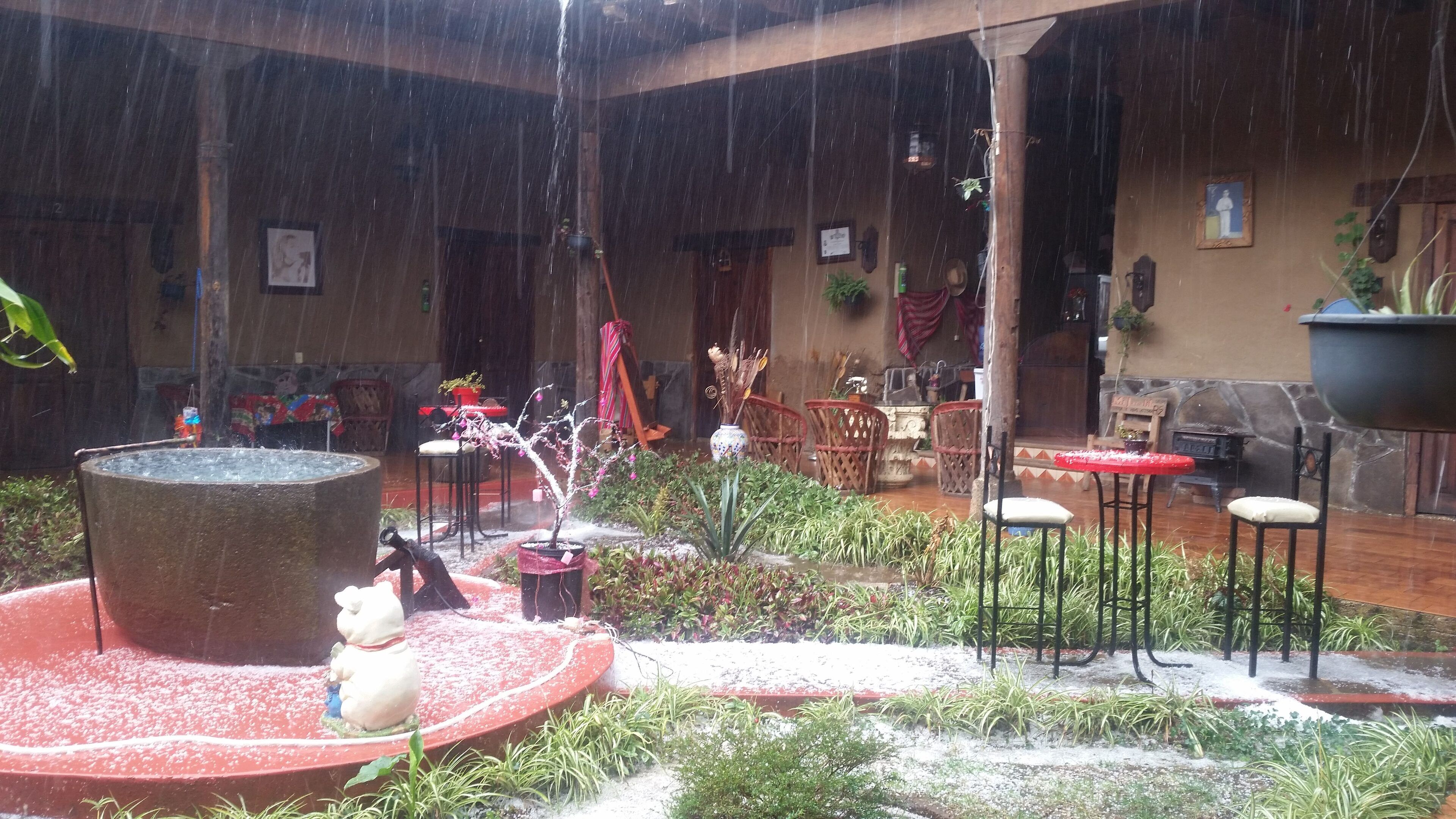 Televisión de 32 pulgadas con canales por cable y reproductor de DVD 