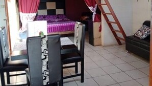 Cabaña panorámica, 2 habitaciones, vistas a la ciudad | Zona de estar | Televisión de 32 pulgadas con canales por cable, un reproductor de DVD