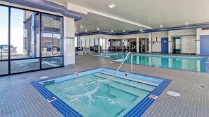En inomhuspool med klart vatten, en skylt som förbjuder dykning och siffran 09 markerad vid poolkanten.