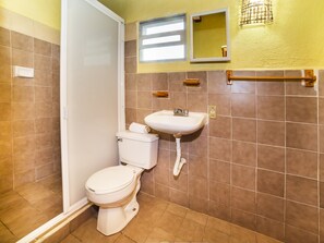 Standardzimmer, 2 Doppelbetten | Badezimmer | Dusche, kostenlose Toilettenartikel, Handtücher, Seife