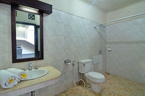 Ensemble douche/baignoire, articles de toilette gratuits