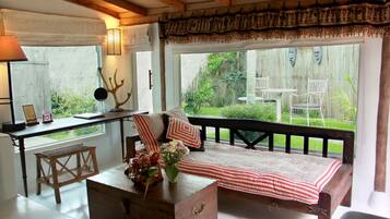 Island Honeymoon Villa | Área de estar | TV LCD, DVD player