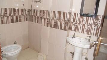 Pancuran mandi, kelengkapan dandanan diri percuma, selipar