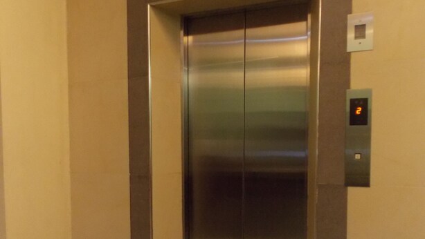 Ein moderner Aufzug mit digitaler Anzeige für die Etage 2.