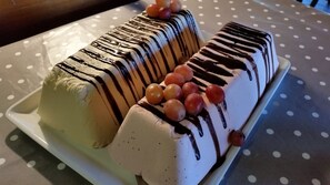 Un postre sobre un plato blanco con un mantel a lunares.