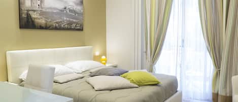 Ylelliset vuodevaatteet, minibaari, tallelokero huoneessa