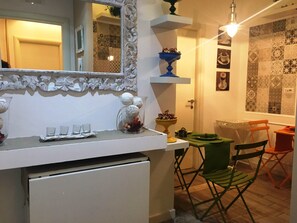Daily continental breakfast (EUR 5 per person)