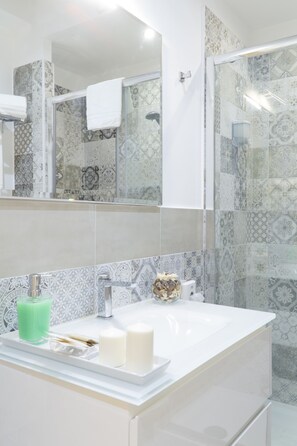 Comfort Double Room, Balcony | Bathroom | Shower, free toiletries, hair dryer, bidet