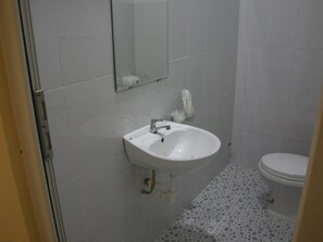 Ducha, artículos de tocador gratuitos, secador de pelo, pantuflas