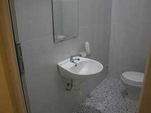 Douche, articles de toilette gratuits, sèche-cheveux, chaussons