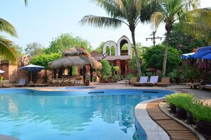 Outdoor pool - Kaday Aung Hotel (Nyaung-U)