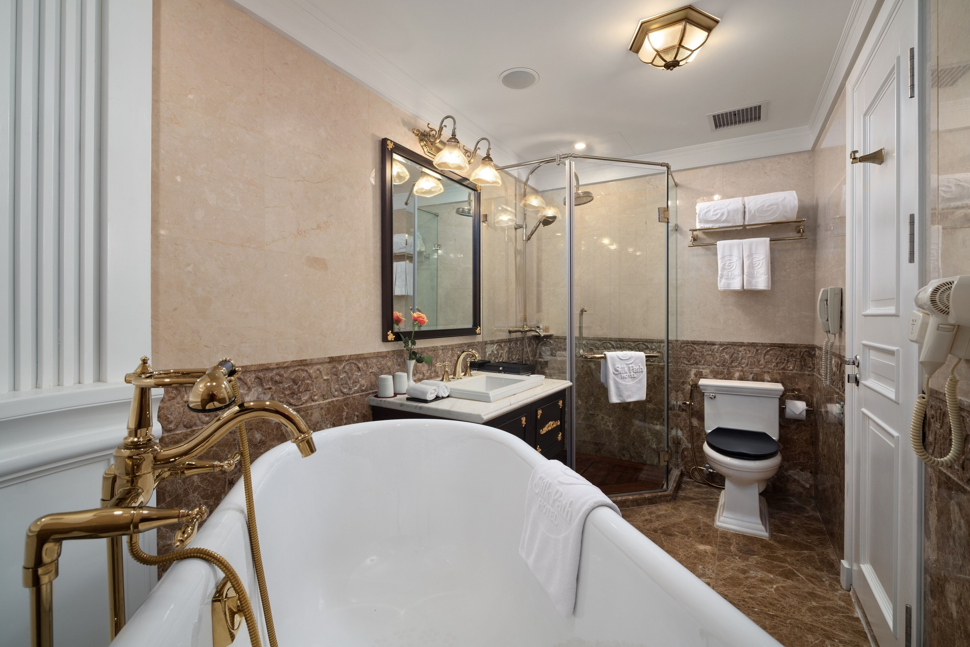 grand executive double or twin room, lake view | bathroom | shower, rainfall showerhead, free toiletries, hair dryer