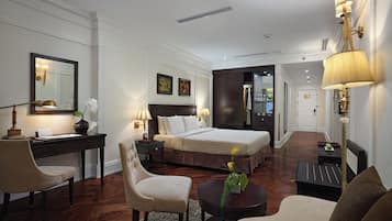 أغطية فراش متميزة وميني بار وخزنة داخل الغرفة ومكتب